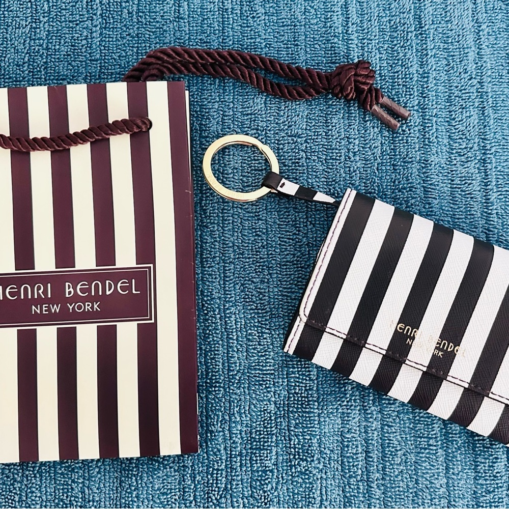 NWOT Henri Bendel Blk/White TriFold Wallet w/ brown/white striped gift bag 🤎🤍🖤 - Picture 13 of 13